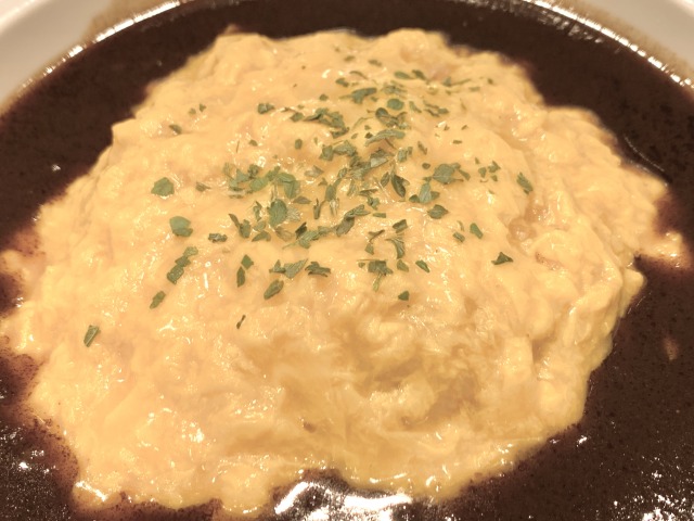 「エバーエッグオムライス（プラントベースデミグラスソース）」