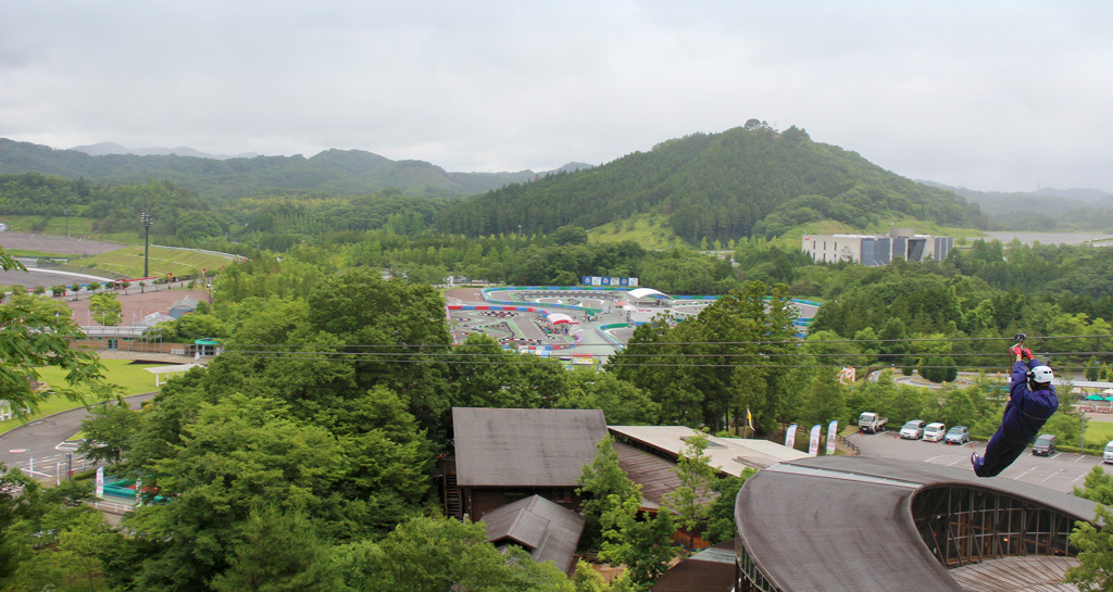 ジェットコースターを越えた ツインリンクもてぎの メガジップラインつばさ が超爽快 1 4 ハピママ