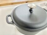 【アイリスオーヤマ　鋳鉄鍋24cm】容量は4.3L。4〜6人向けです
