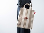 【UNITED ARROWS×成城石井 オリジナルショッピングバッグ】まとめ買いやワインボトルの収納に最適なサイズ感。肩掛けできるストラップも◎
