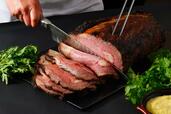 「北海道産牛肉のローストビーフ」＜期間：2026年4月1日～6月30日＞【【インターコンチネンタル 東京ベイ】握りたて寿司やズワイ蟹、海鮮丼も！北海道の美食を堪能できるランチ＆ディナーブッフェ開催！】