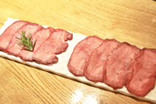 左が熟成牛タン、右がフレッシュな牛タン