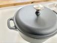 【アイリスオーヤマ　鋳鉄鍋24cm】容量は4.3L。4〜6人向けです