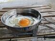 【ダイソー クッカー３点セット】念のため多めの油を引き、卵を割り入れます