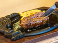 【ブロンコビリー ブロンコおじさんのこだわり炭焼きがんこハンバーグ(200g)】スタッフが目の前でハンバーグをカットし、最後の仕上げをしてくれる