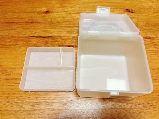 【3COINS シアーメディスンボックス】サイズは（約）縦14.7×横17×奥行き17.5cm。上下2段に分かれています