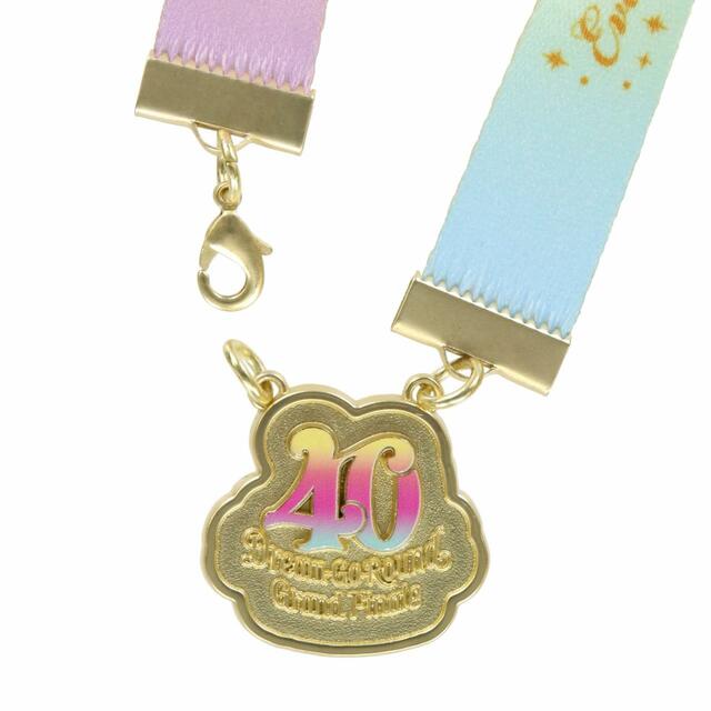 ぬいぐるみ＆アクセサリー 8,000円｜東京ディズニーリゾート40周年“ドリームゴーラウンド”グランドフィナーレ スペシャルグッズ｜発売日：2024年1月23日（火）｜販売店舗：東京ディズニーランド「グランドエンポーリアム」、東京ディズニーシー「エンポーリオ」