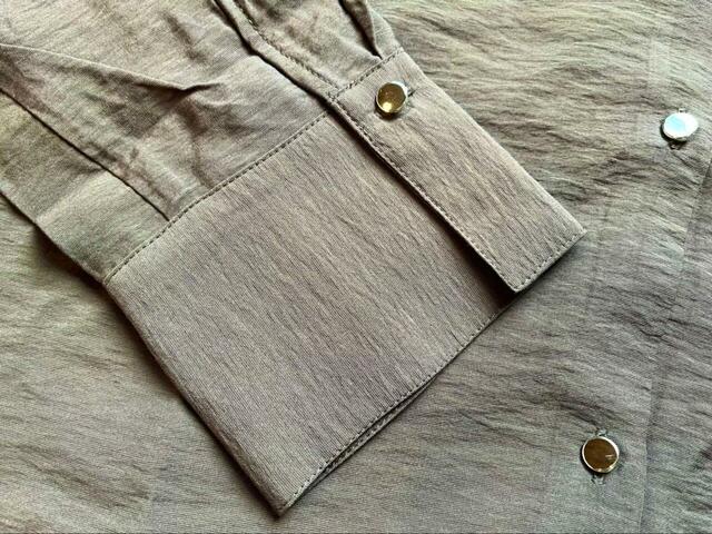 【GLOBAL WORK シャツジャケット】袖口は幅が広め。ボタン部分で折り返して着るとこなれ感がアップします！