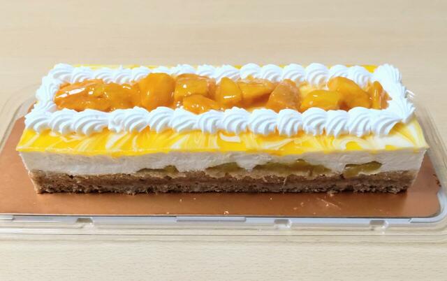 【コストコ マンゴークランチヨーグルトケーキ 950g 2398円】ケーキが台紙の上に盛られており、カットしやすい
