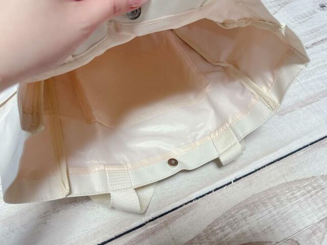 内側にもポケット付き！