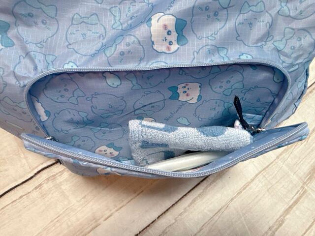 外側のポケットは細々したものの整理に便利