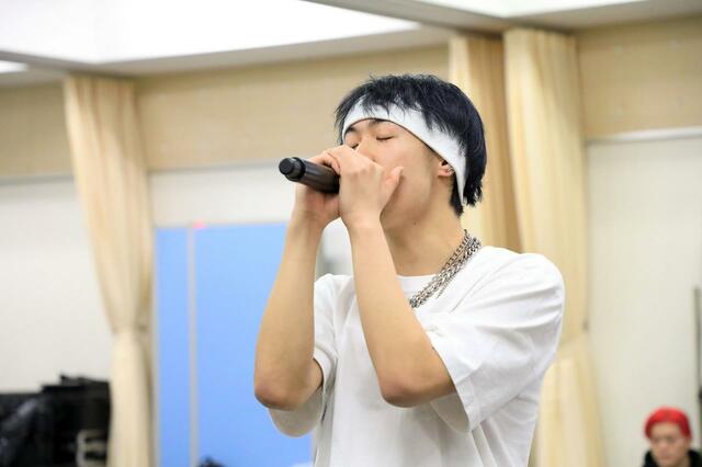 力いっぱい歌うRYUSHIN