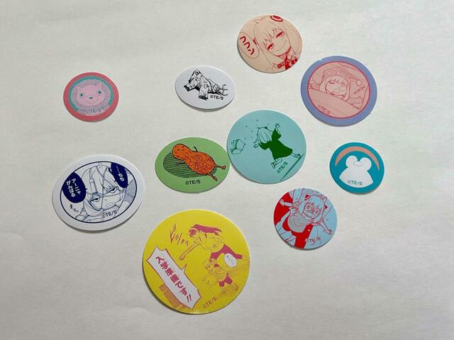 丸型のシール（10枚）イラストだけのものや、セリフ入りのものも！「フフン」のアーニャがかわいい♪