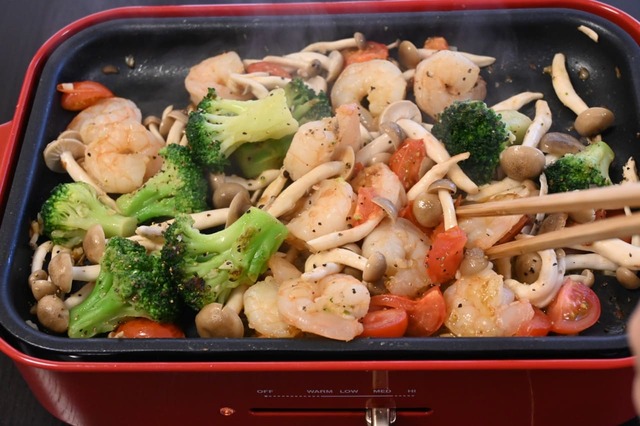 【むき海老とブロッコリーのガーリックオリーブオイル炒め】ブラックペッパーで味付けをする