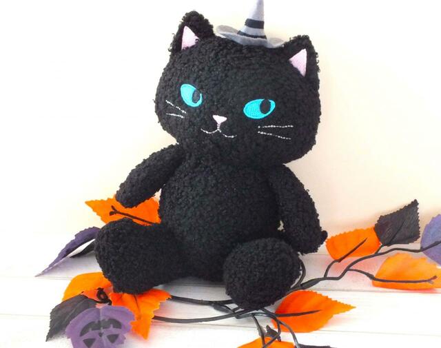 【カルディオリジナル　ハロウィンネコぬいぐるみ】おすわりもできてキュート！価格は1,012円（税込）