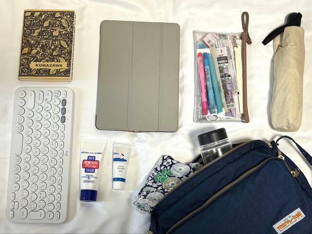 【mont-bell　50th ショルダーバッグ】iPad、ワイヤレスキーボード、文庫本、折りたたみ傘、300mlの水筒などを入れてみると…⇒