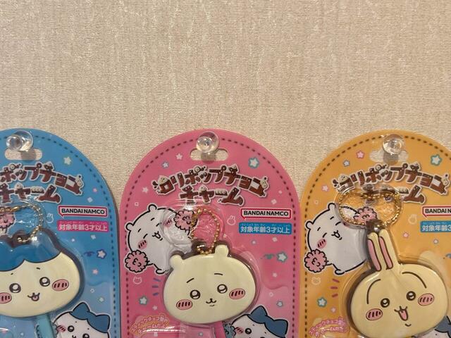 パッケージに穴があいているため、プッシュピンで簡単に飾ることができます