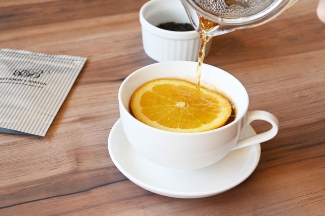 【簡単ティーアレンジ】オレンジの輪切りを入れたカップに紅茶を注ぐ