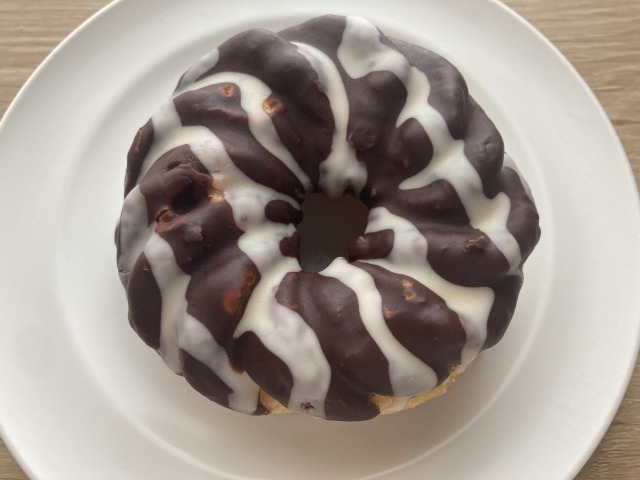 【ファミリーマート 冷やして食べるフレンチクルーラー】チョコレートのパリッとした食感も楽しい！