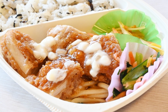 【ライフの冷凍弁当／チキン南蛮とひじきご飯】甘酸っぱいたれがしっかりしみ込んだチキンはしっかりジューシー