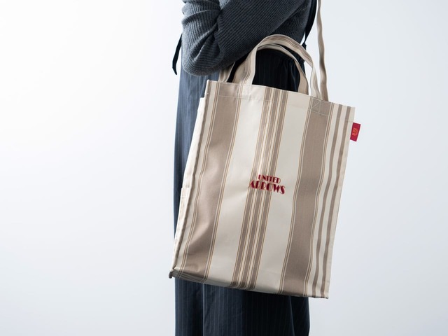 【UNITED ARROWS×成城石井 オリジナルショッピングバッグ】まとめ買いやワインボトルの収納に最適なサイズ感。肩掛けできるストラップも◎