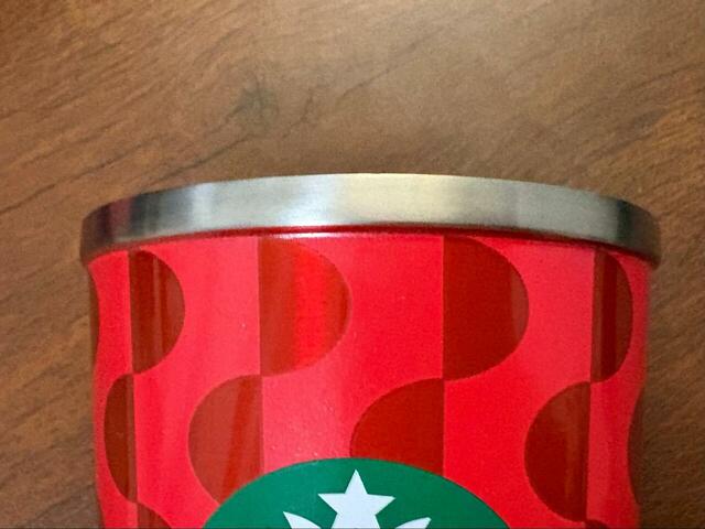 【スターバックスコーヒー　ホリデー2024ステンレスタンブラーレッド355ml】タンブラーの縁の部分のシルバーが差し色になっており、派手すぎないデザインになっています