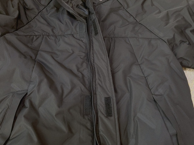 【ワークマン 洗えるフュージョンダウンシームレスワークジャンパー】カラー展開はブラックのみ。サイズはM〜4Lまで展開