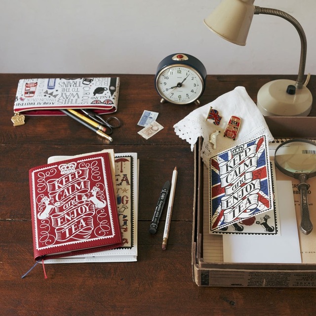 【Afternoon Tea LIVING】ペンケース ¥2,200、ダイアリーカバー(B6) ¥2,200、ダイアリーカバー(A5) ¥2,200、メッセージカード ¥660、ピンバッジ3個セット ¥2,420