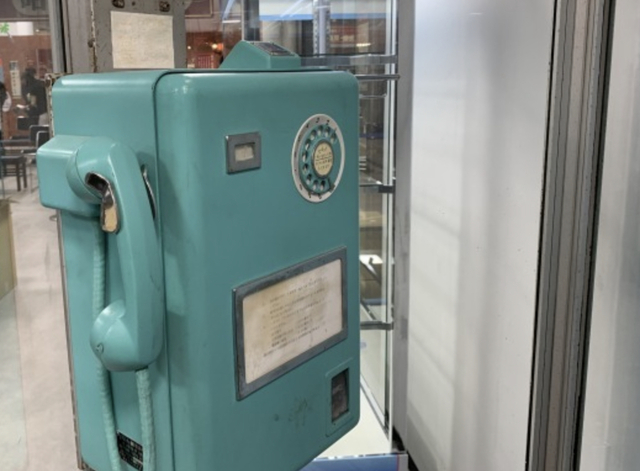 昔懐かしいダイヤル式の公衆電話ボックスも設置されている