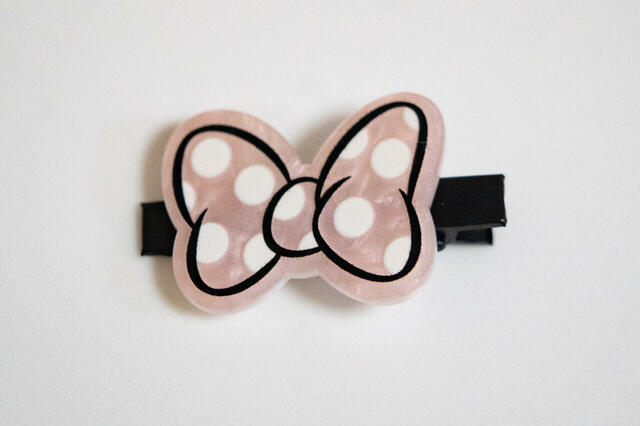 2個セットで、リボンの向きが異なります｜Disney LIFESTYLE BOOK ピンクポーチ＆前髪クリップ by Darich 3,949円