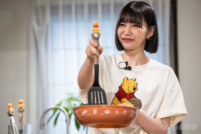 【くまのプーさん　ゆったりお買い物フェア】持ち手がキュートなフライ返し　© DISNEY. Based on the 