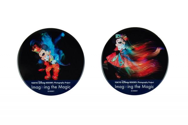 カンバッジセット｜1,000円｜2個セット｜東京ディズニーリゾート40周年「イマジニング・ザ・マジック」奥山由之コラボグッズ｜販売店舗：東京ディズニーランド「グランドエンポーリアム」、東京ディズニーシー「エンポーリオ」｜発売日：2023年10月19日（木）