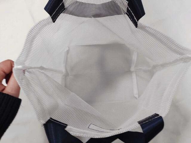 バッグを、開いた状態（マチがあるので、たくさん入る）