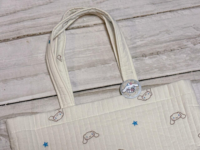 【サンリオキャラクターズ 刺繍缶バッジビスケット4】大きめのトートバッグに缶バッジをつけてみました。かわいい!