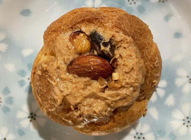 【ローソン Uchi Café Spécialité 実のりクリームシュー】上にはさまざまななトッピングが！