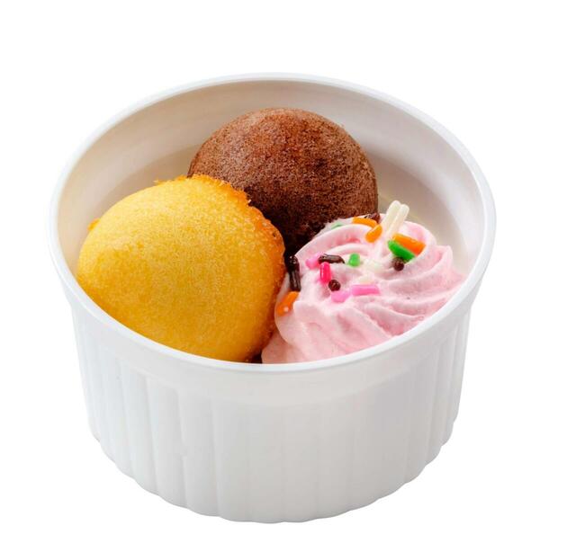 バニラミルクムース＆マドレーヌ 550円｜東京ディズニーリゾート「SUNNY SUNNY Summer」フードスーベニア｜販売店舗：東京ディズニーランド「プラズマ・レイズ・ダイナー」｜発売日：2025年6月5日（木）