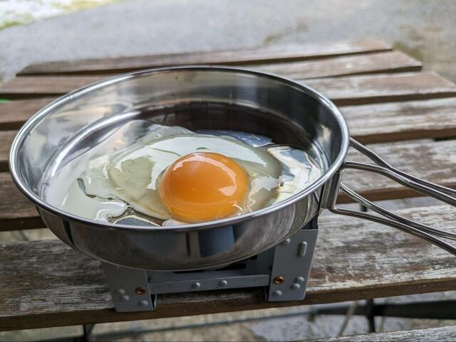 【ダイソー クッカー３点セット】念のため多めの油を引き、卵を割り入れます