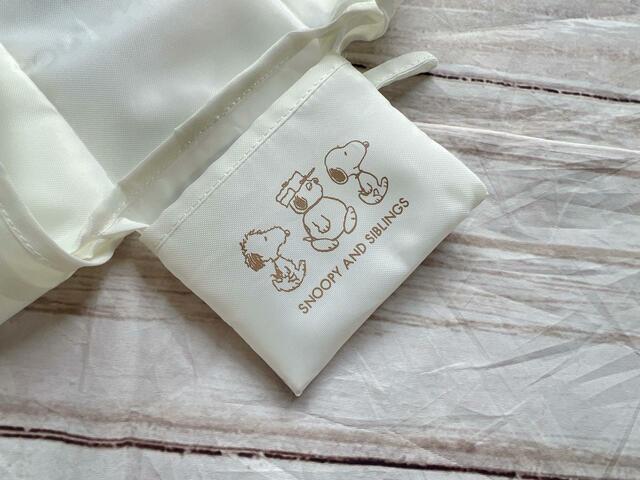 収納用のポケットにもスヌーピーたちが！