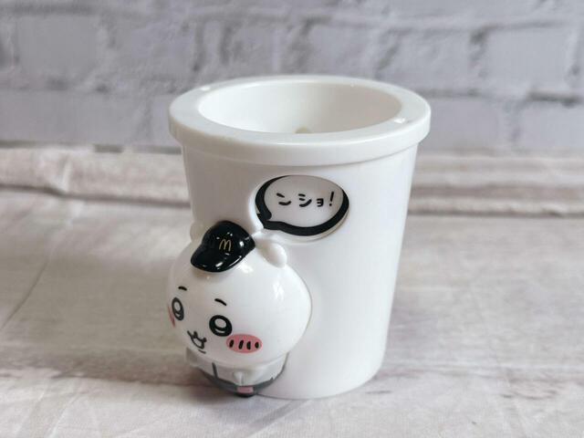 【ちいかわハッピーセット第一弾／ちいかわのドリンクカップペンたて】筆者のイチオシは「ンショ！」のセリフ。やる気満々なちいかわを見ているとこちらのモチベーションもアップしそう！