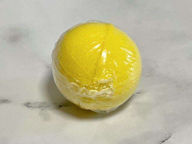 【びっくらたまご　ちいかわ】カモミールの香りのバスボール