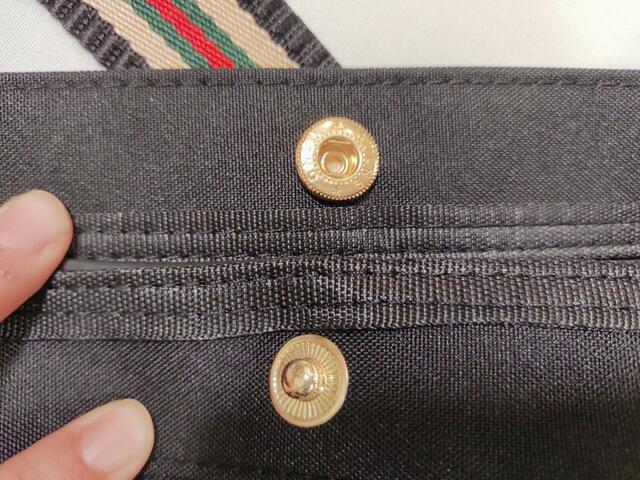 バッグの口には、ゴールドのボタンつき