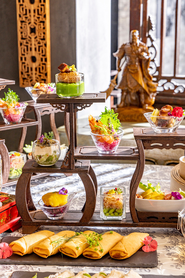 クラシカルなアフタヌーンティースタンドで、鮑やポークベリー、甘エビなどを用いた前菜を提供。【ヒルトン東京『チャイニーズアフタヌーンティー三国志』】