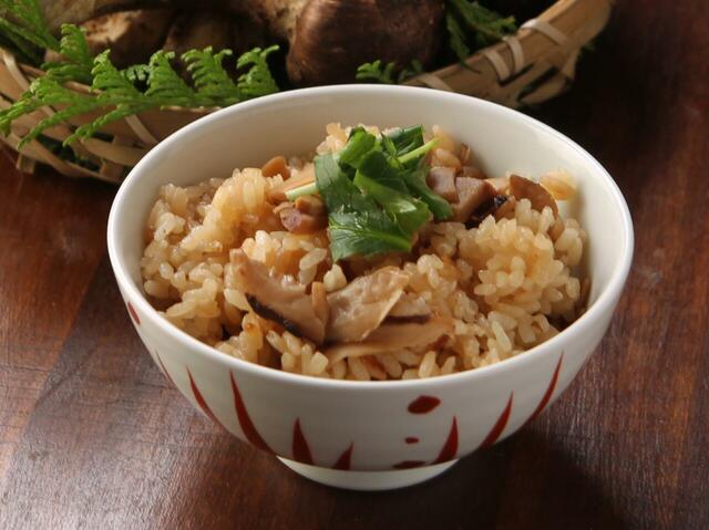 「松茸ご飯」＜期間：2025年9月26日〜＞【【大かまど飯 寅福】炊き立ての新米がお替りし放題！「松茸ご飯」「栗ご飯」「秋刀魚の塩焼き定食」が期間限定で登場！】