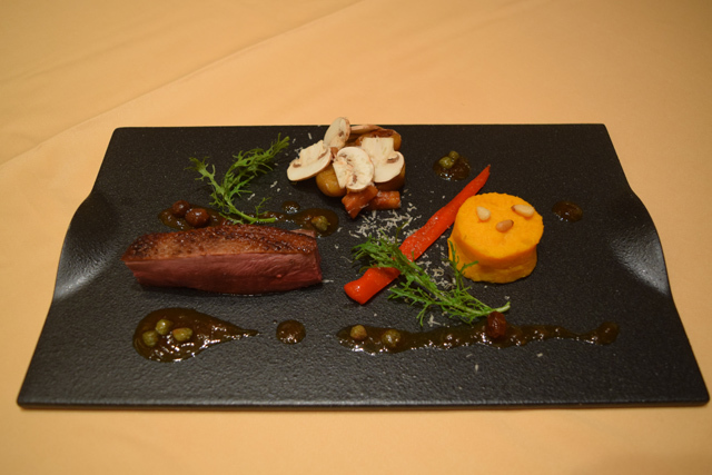 鴨胸肉の低温調理 バターナッツスクアッシュのロースト添え レーズンとケイパーのソース