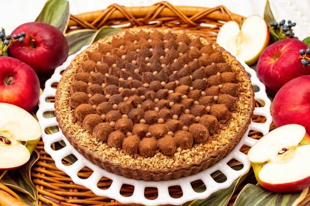【クルミとリンゴのチョコレートタルト】piece¥842、whole(25cm)¥8,424