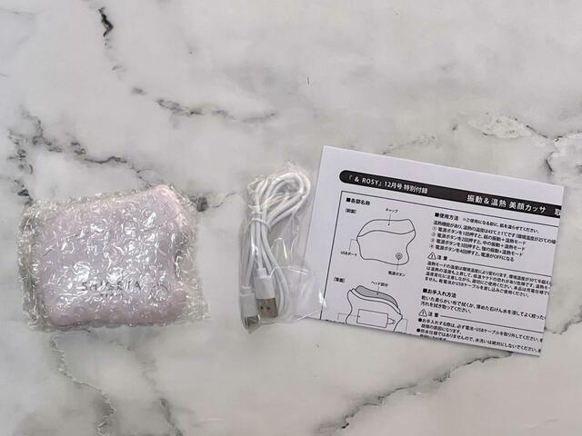 温熱機能つき電動カッサ、USBケーブル、取扱説明書の3点が入っています