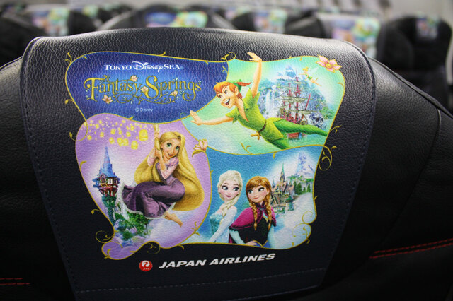 普通席はシックな黒カラーで統一【JAL Fantastic Journey Express】