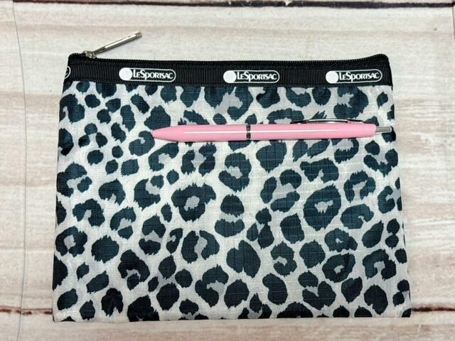 大サイズはコスメやステーショナリーなど嵩張るアイテムの収納に最適！