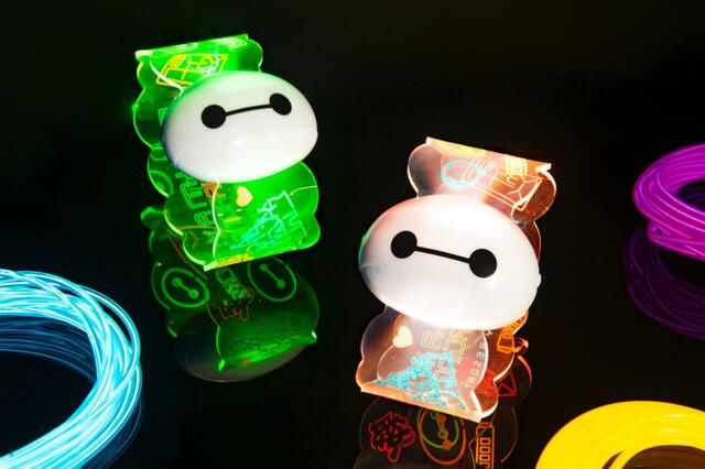 光るバングル 1,800円｜東京ディズニーリゾート「サマー・クールオフat Tokyo Disney Resort」ベイマックスグッズ｜販売店舗：東京ディズニーランド「グランドエンポーリアム」、東京ディズニーシー「エンポーリオ」｜発売日：2025年7月1日（火）