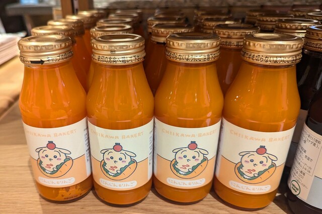 【ちいかわベーカリー】「うさぎのにんじん＆りんごドリンク」590円